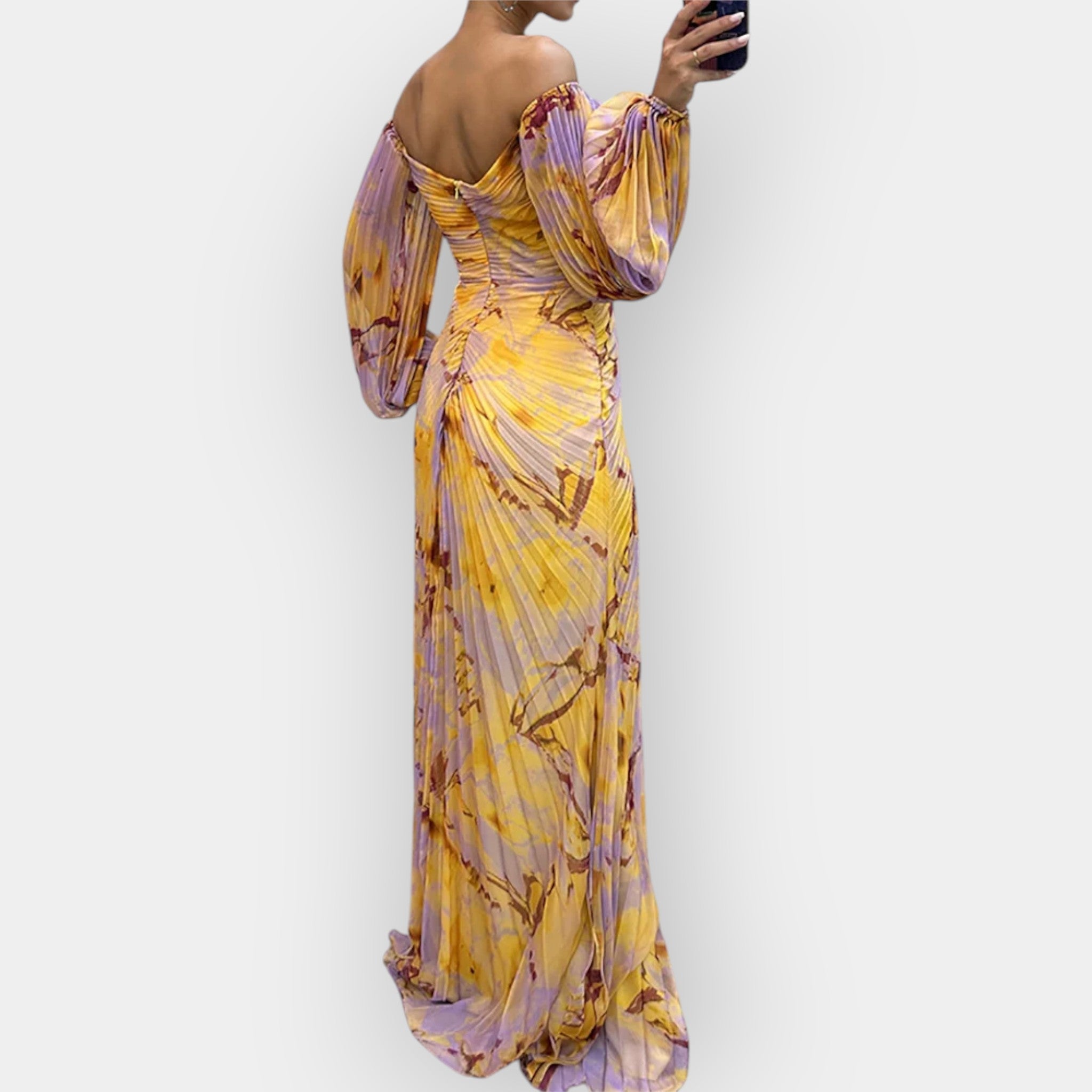 Exkluzivní Šaty S Rozparkem A Jemným Prodyšným Materiálem