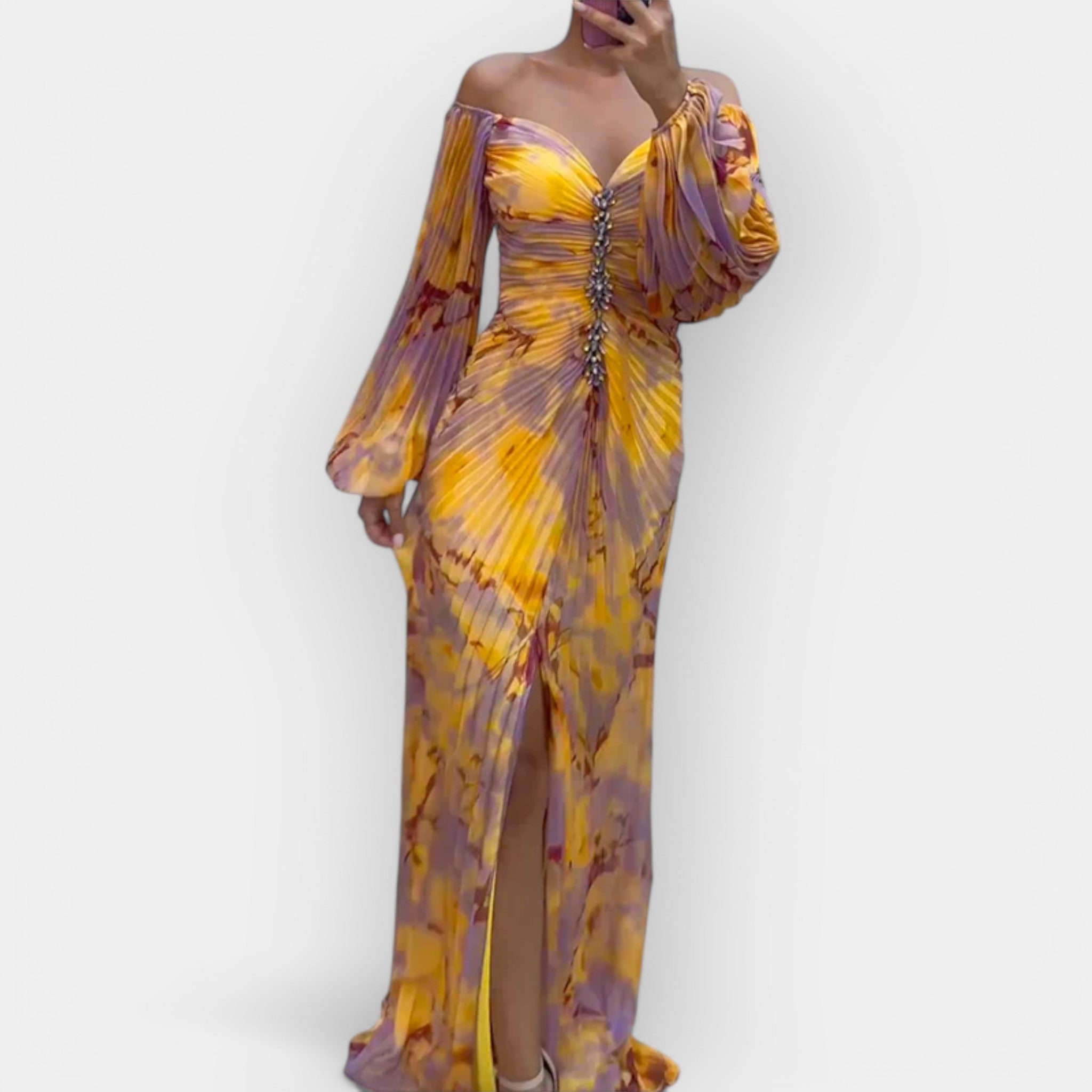 Exkluzivní Šaty S Rozparkem A Jemným Prodyšným Materiálem