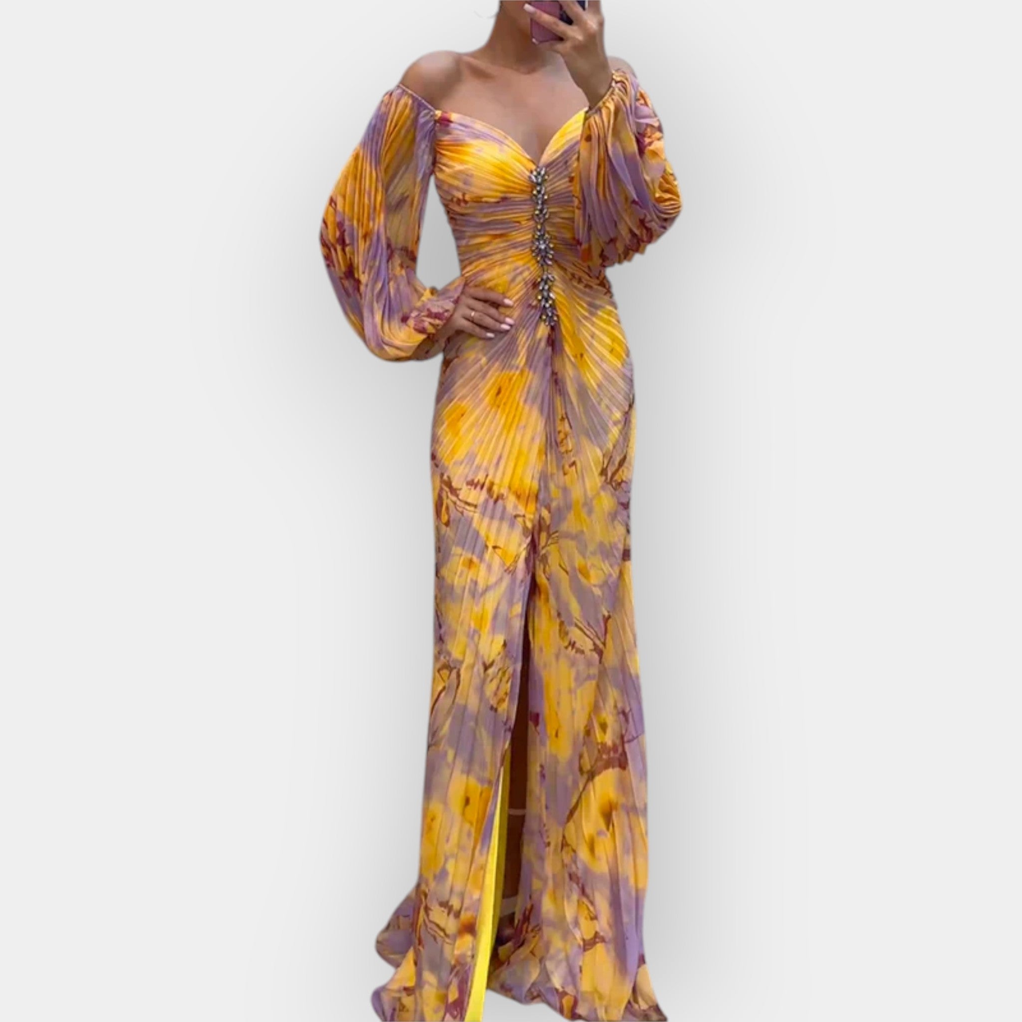 Exkluzivní Šaty S Rozparkem A Jemným Prodyšným Materiálem