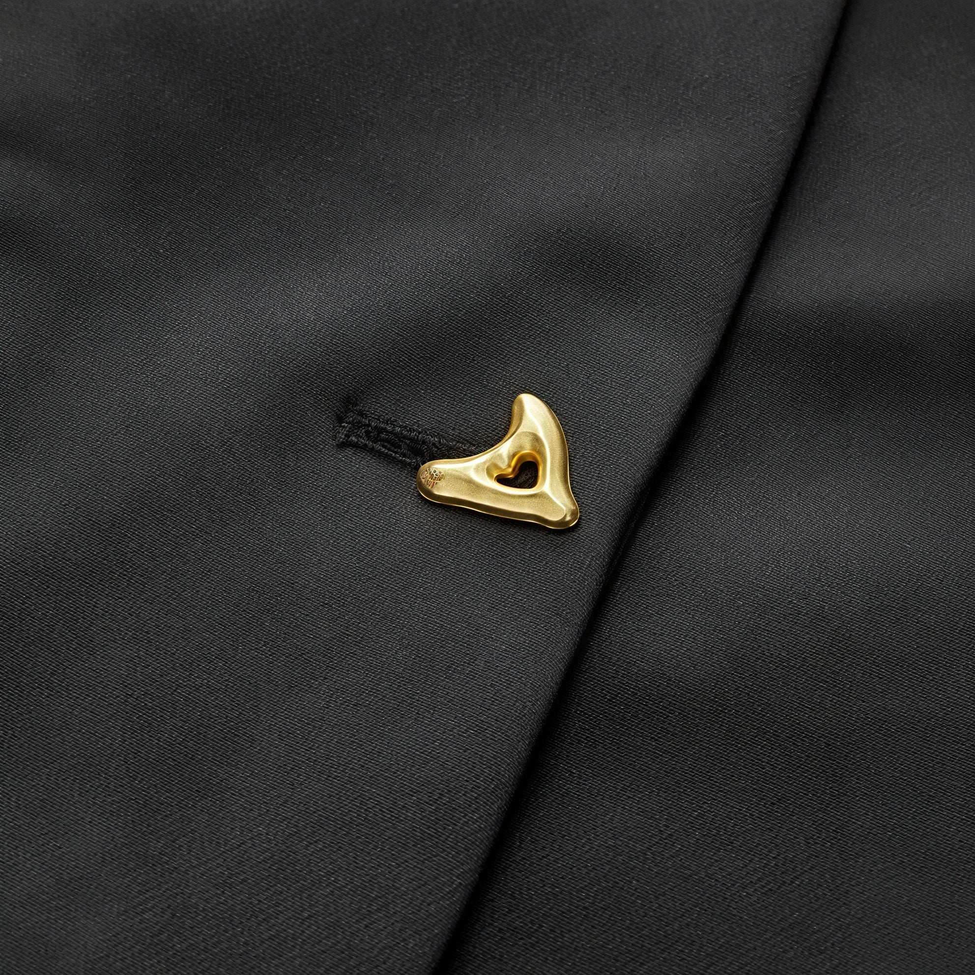 Elegantní Minimalistický Top Se Zlatým Knoflíkovým Detailem