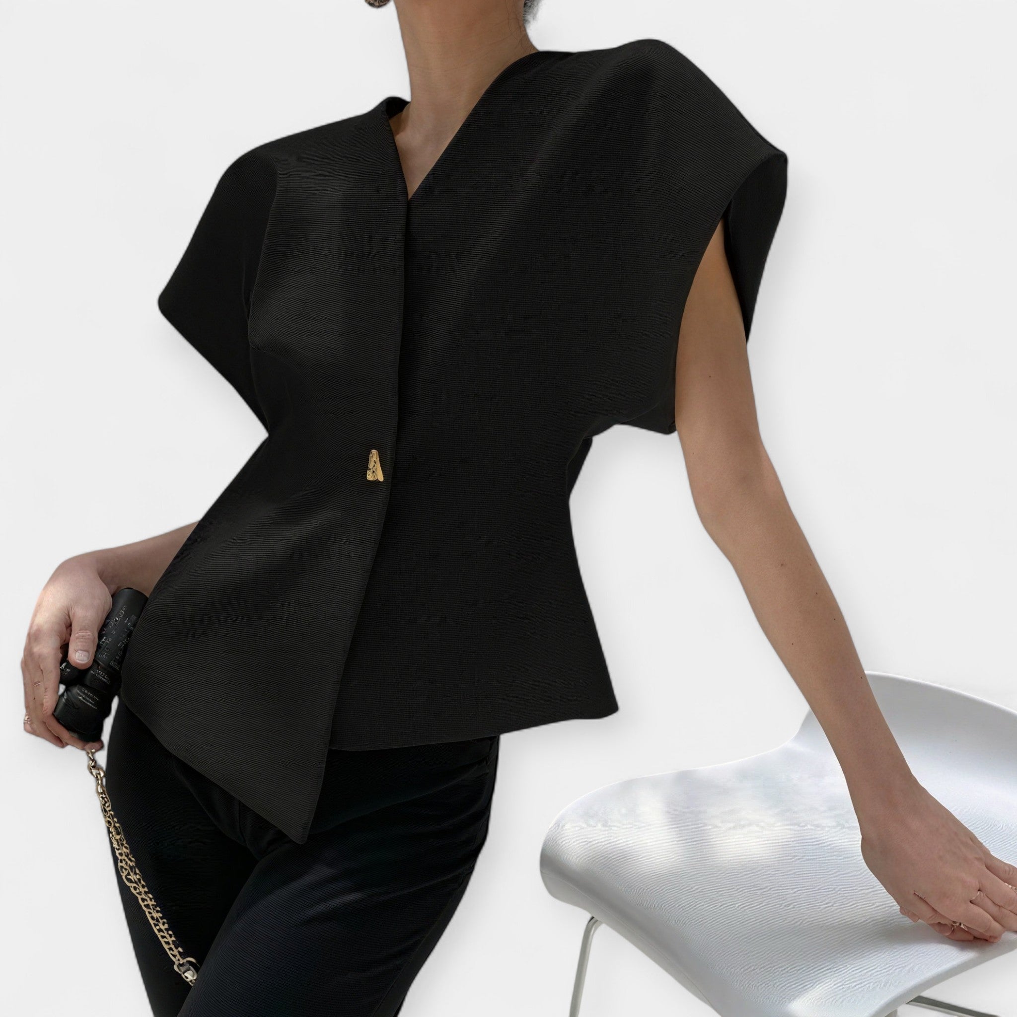 Elegantní Minimalistický Top Se Zlatým Knoflíkovým Detailem