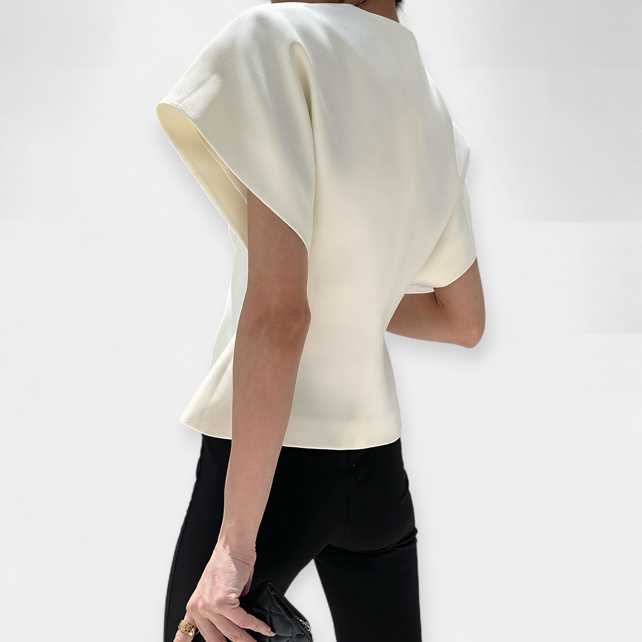 Elegantní Minimalistický Top Se Zlatým Knoflíkovým Detailem