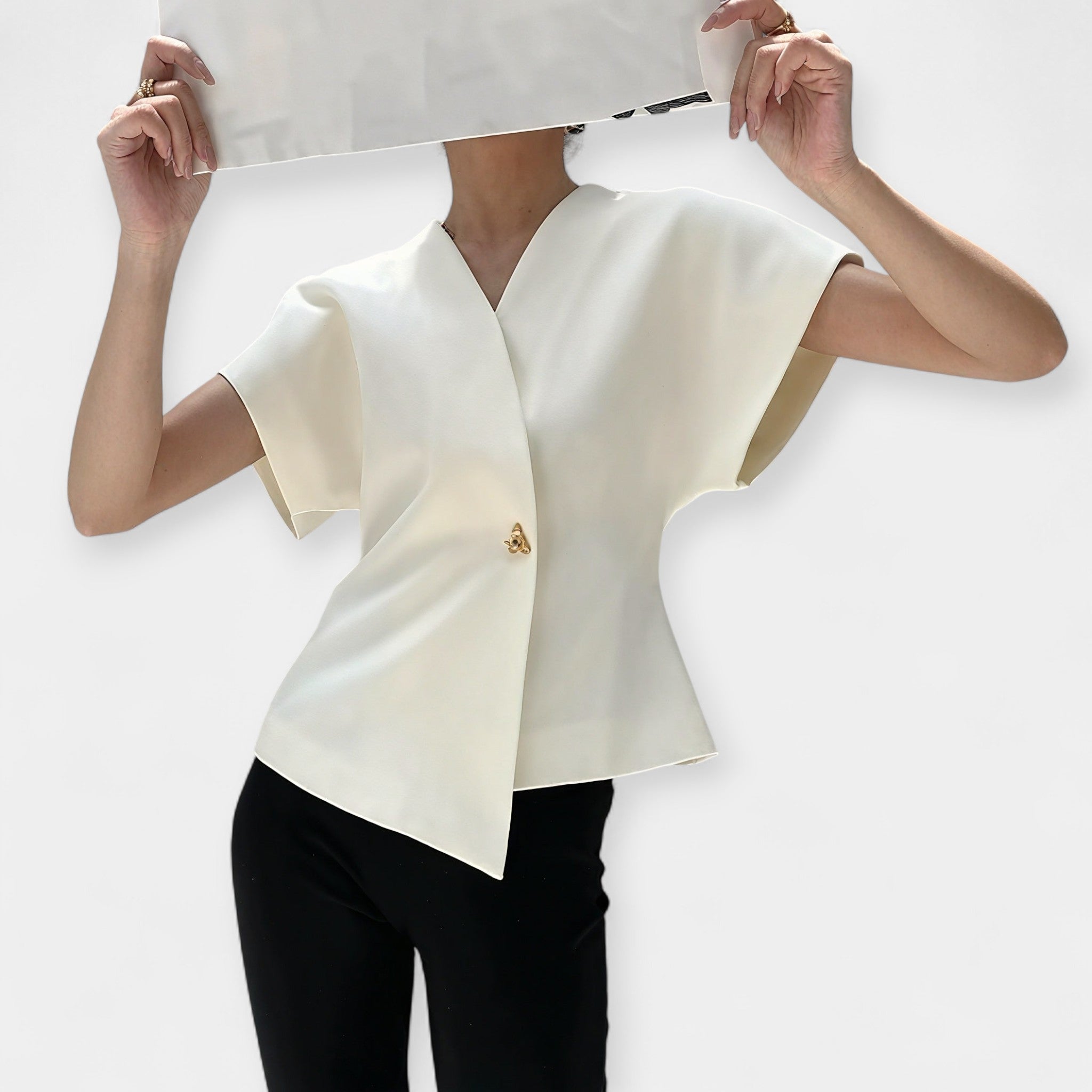 Elegantní Minimalistický Top Se Zlatým Knoflíkovým Detailem
