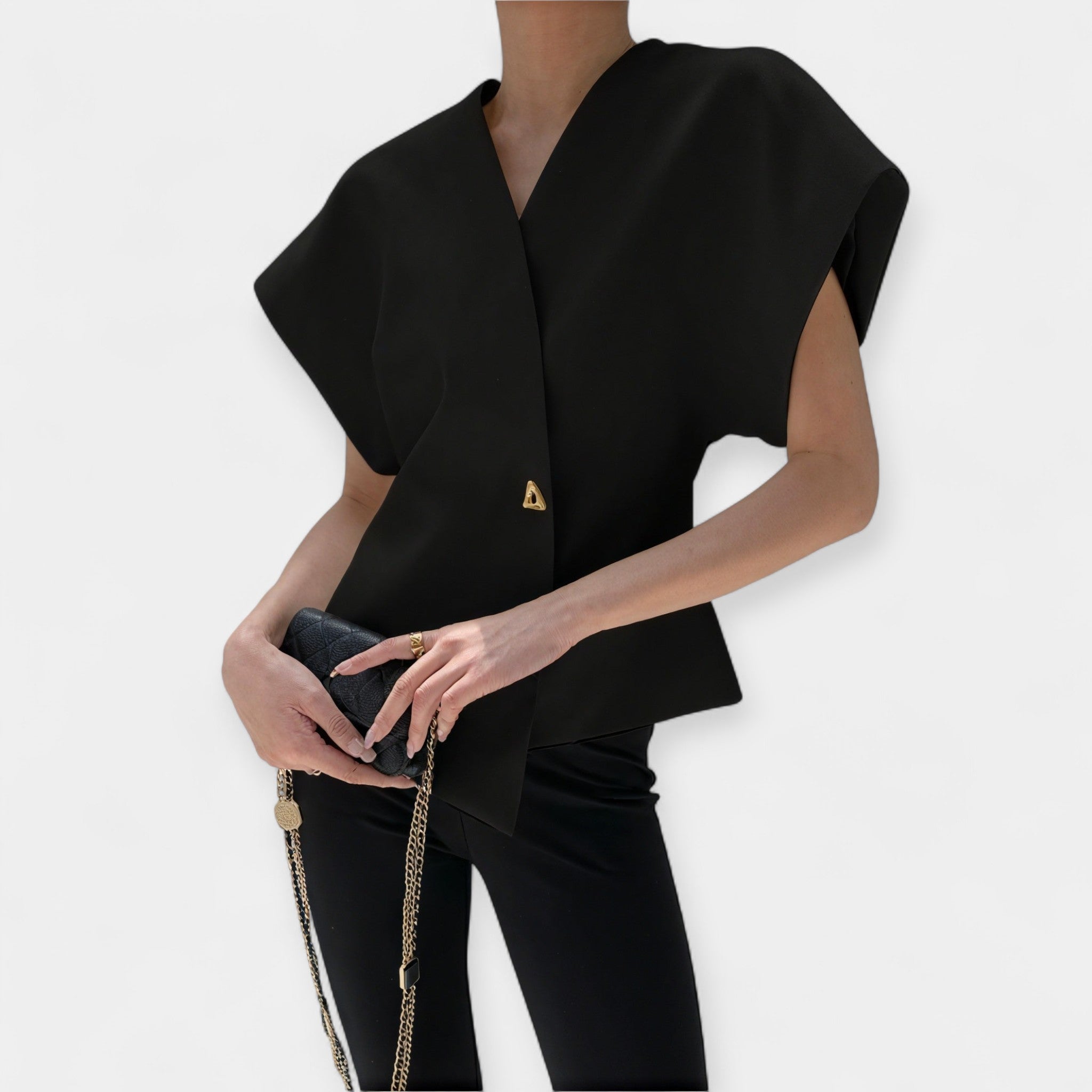 Elegantní Minimalistický Top Se Zlatým Knoflíkovým Detailem