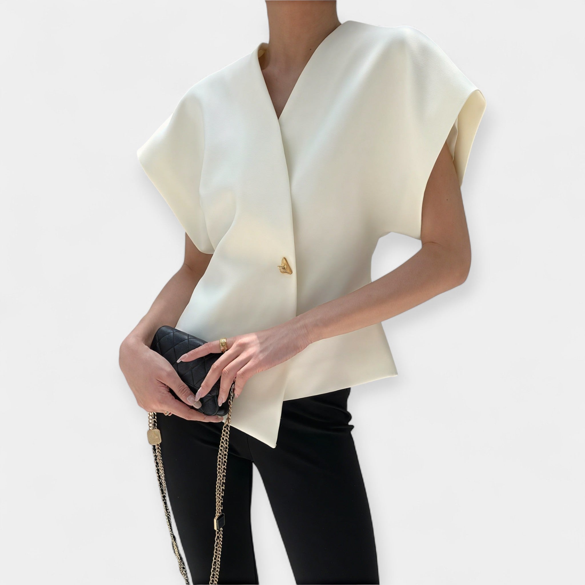 Elegantní Minimalistický Top Se Zlatým Knoflíkovým Detailem