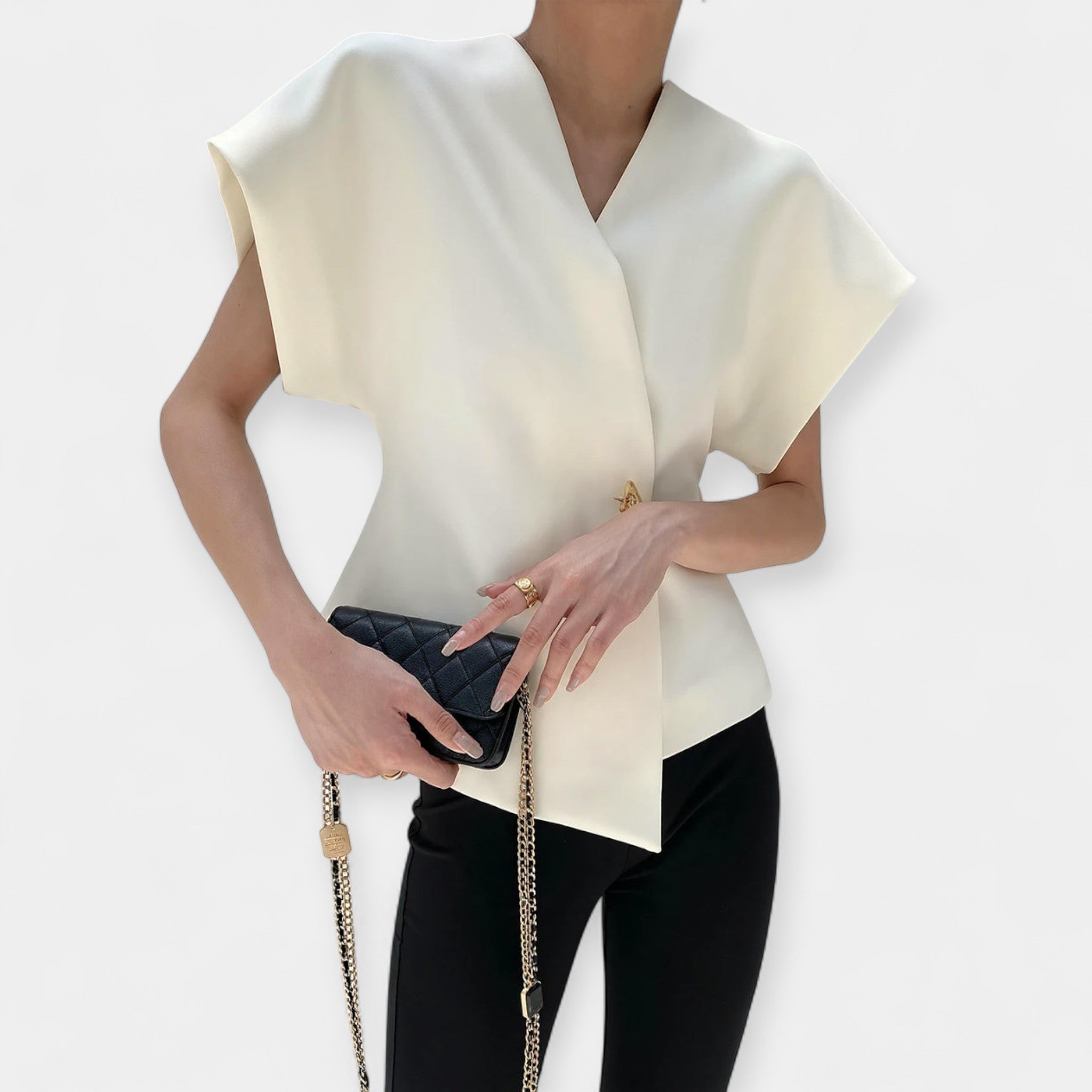 Elegantní Minimalistický Top Se Zlatým Knoflíkovým Detailem